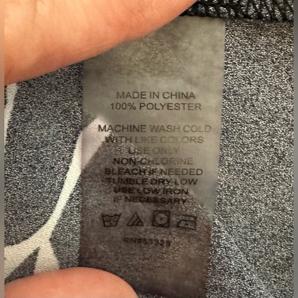 Vince Camuto Black and White Floral Blouse 🖤🖤 - Picture 5 of 14